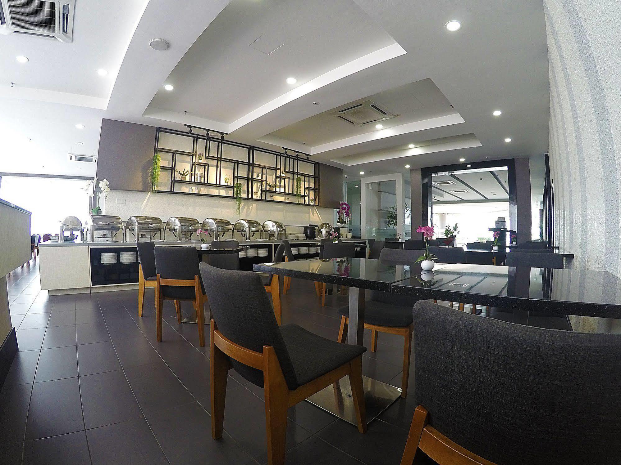 Amansari Hotel Nusajaya Exterior foto